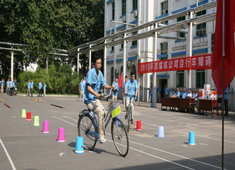 公司舉辦自行車(chē)障礙賽